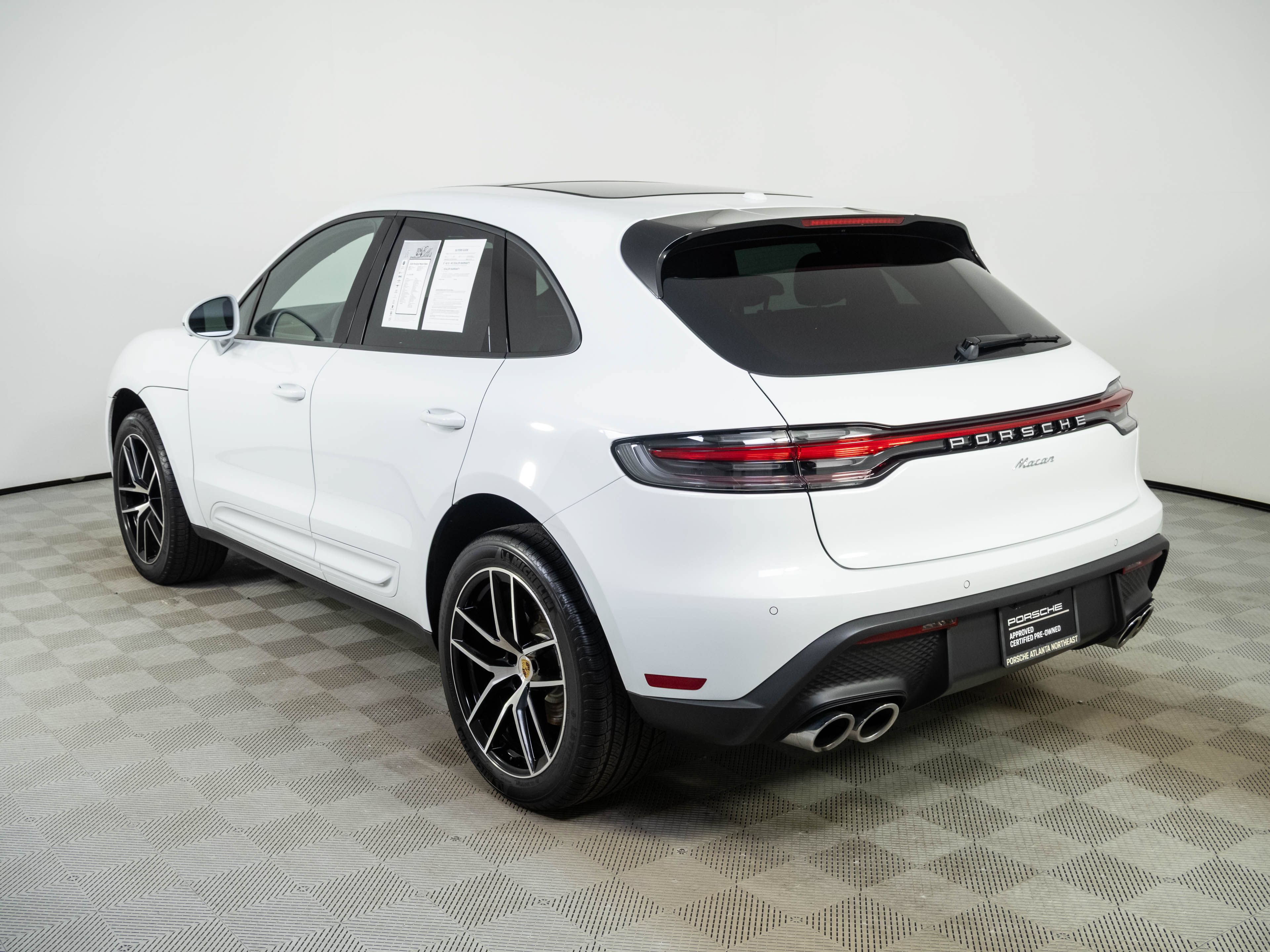 Certified 2026 Porsche Macan AWD/4WD image 3