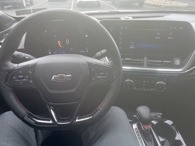 Used 2025 Chevrolet Trax RS w/ Sunroof Package FWD image 11