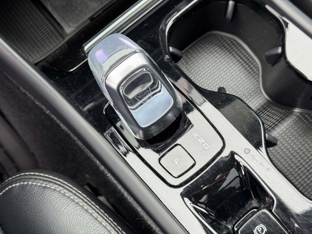 Certified 2023 Volvo XC40 B5 Ultimate w/ Protection Package Premier AWD/4WD image 31