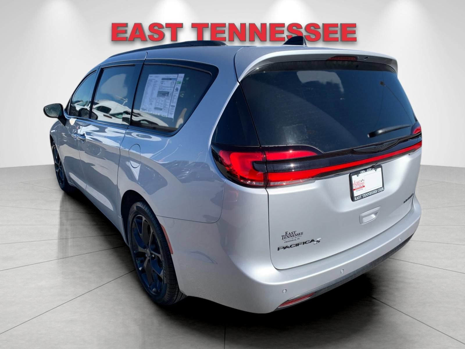 New 2026 Chrysler Pacifica Limited w/ Uconnect Theater Family Group image 5