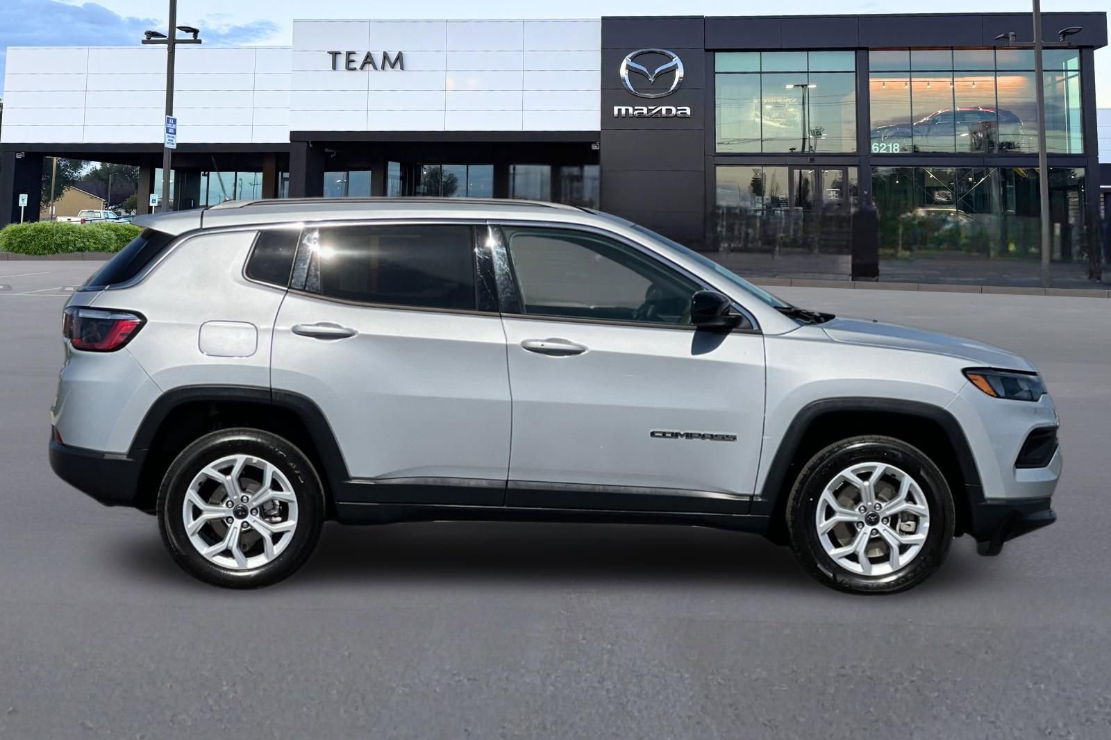 Used 2025 Jeep Compass Latitude image 3