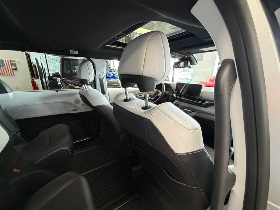 Used 2025 Toyota Sienna XSE FWD image 48