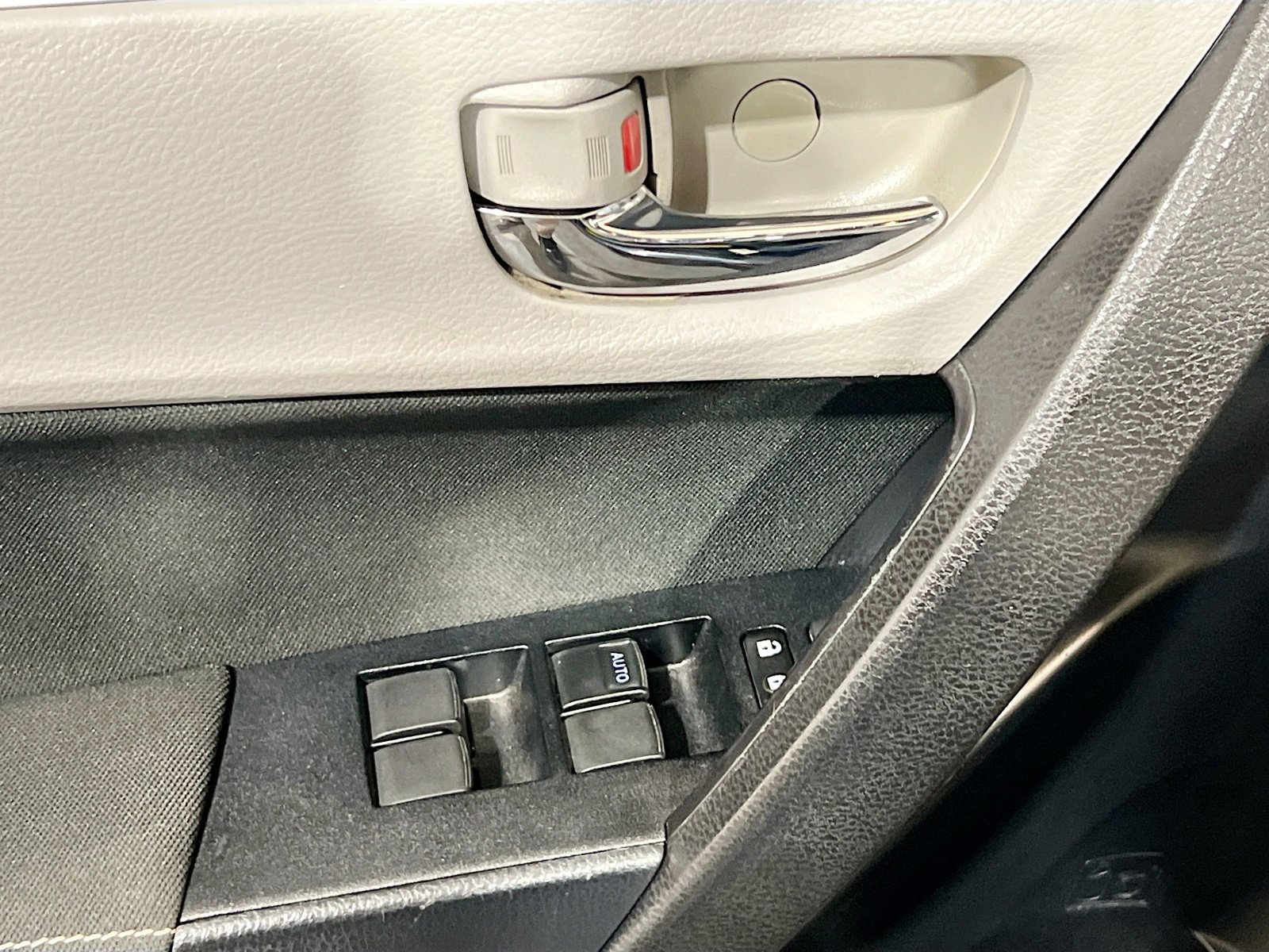 Used 2019 Toyota Corolla LE w/ Carpet Mat Package (TMS) FWD image 13