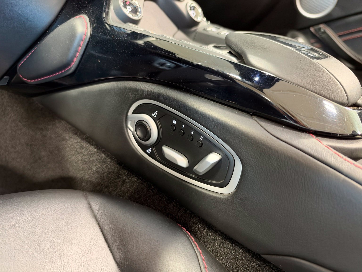 Used 2021 Aston Martin V8 Vantage Roadster RWD image 24
