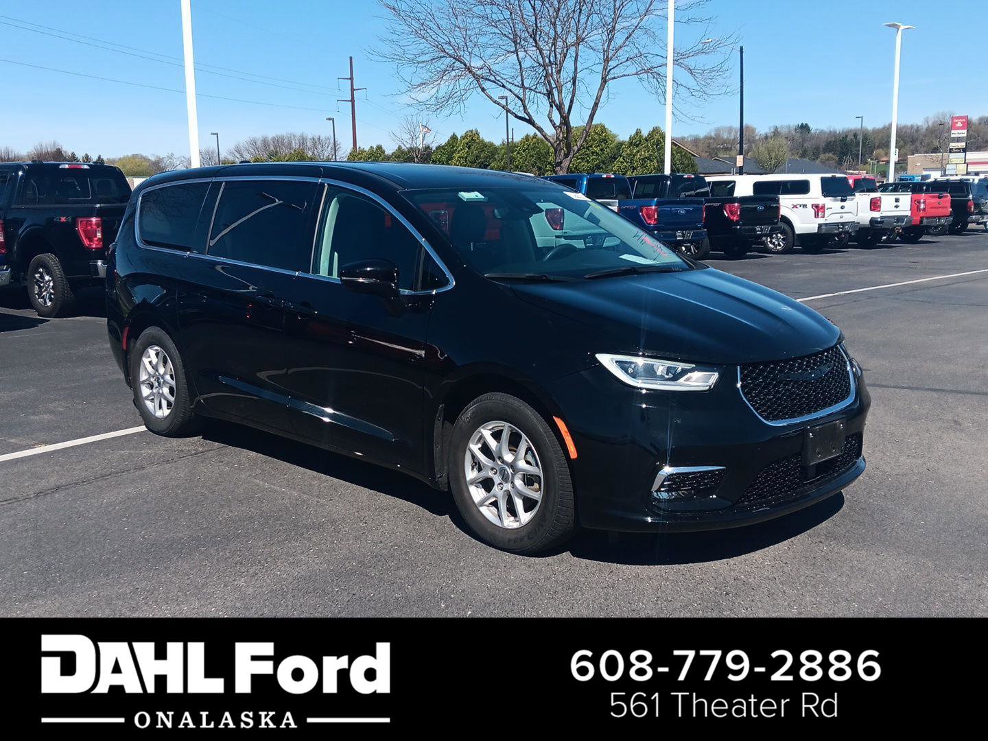 Used 2024 Chrysler Pacifica Touring-L FWD image 1