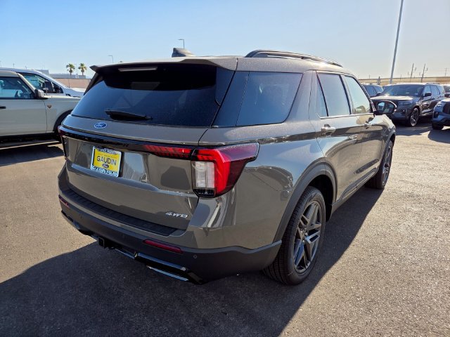 New 2026 Ford Explorer ST-Line w/ ST-Line Street Pack AWD/4WD image 4