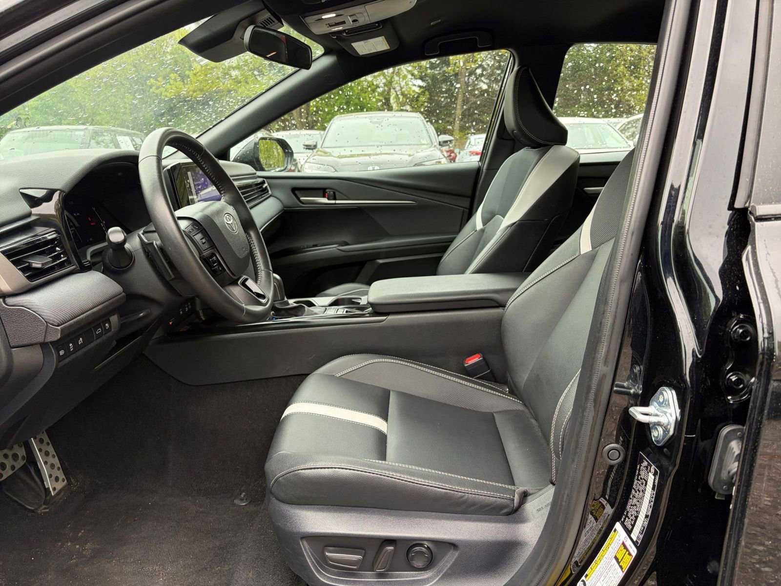 Used 2025 Toyota Camry SE FWD image 27