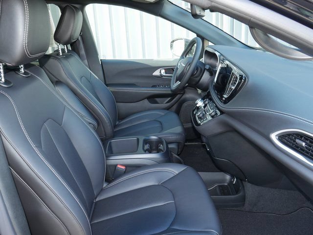New 2026 Chrysler Pacifica Select AWD/4WD image 22
