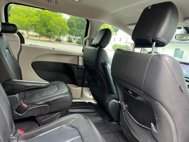 Used 2021 Chrysler Pacifica Touring-L FWD image 17