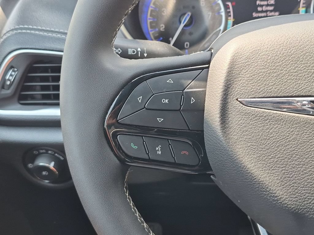 Used 2025 Chrysler Pacifica Limited FWD image 17