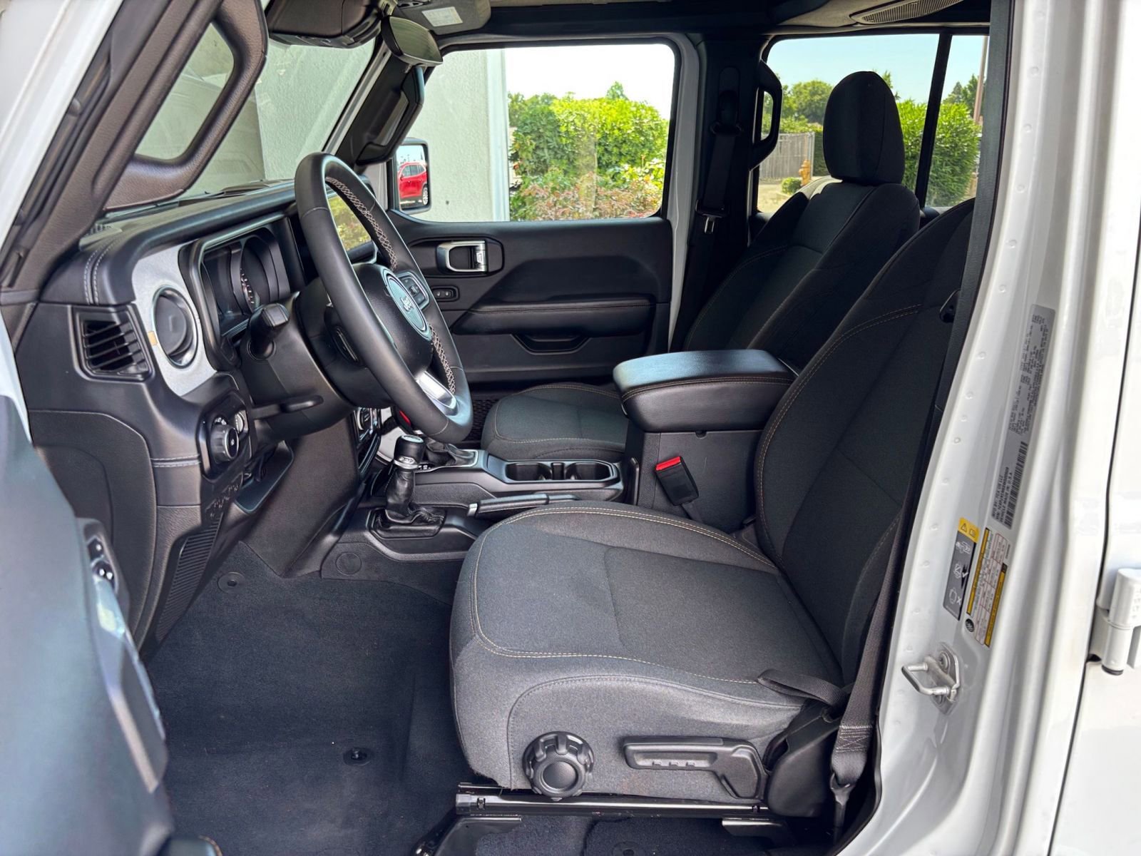 Used 2025 Jeep Wrangler Unlimited Sahara AWD/4WD image 27