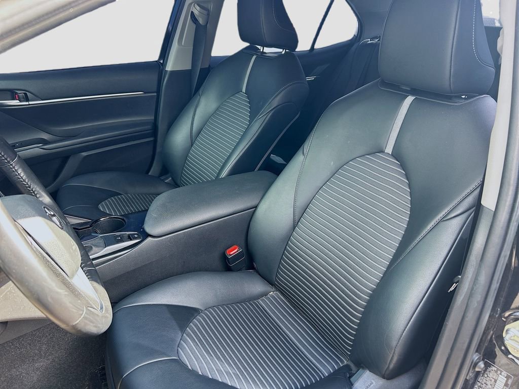 Used 2020 Toyota Camry SE image 2