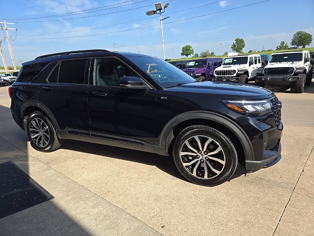 Used 2025 Ford Explorer ST-Line AWD/4WD image 14