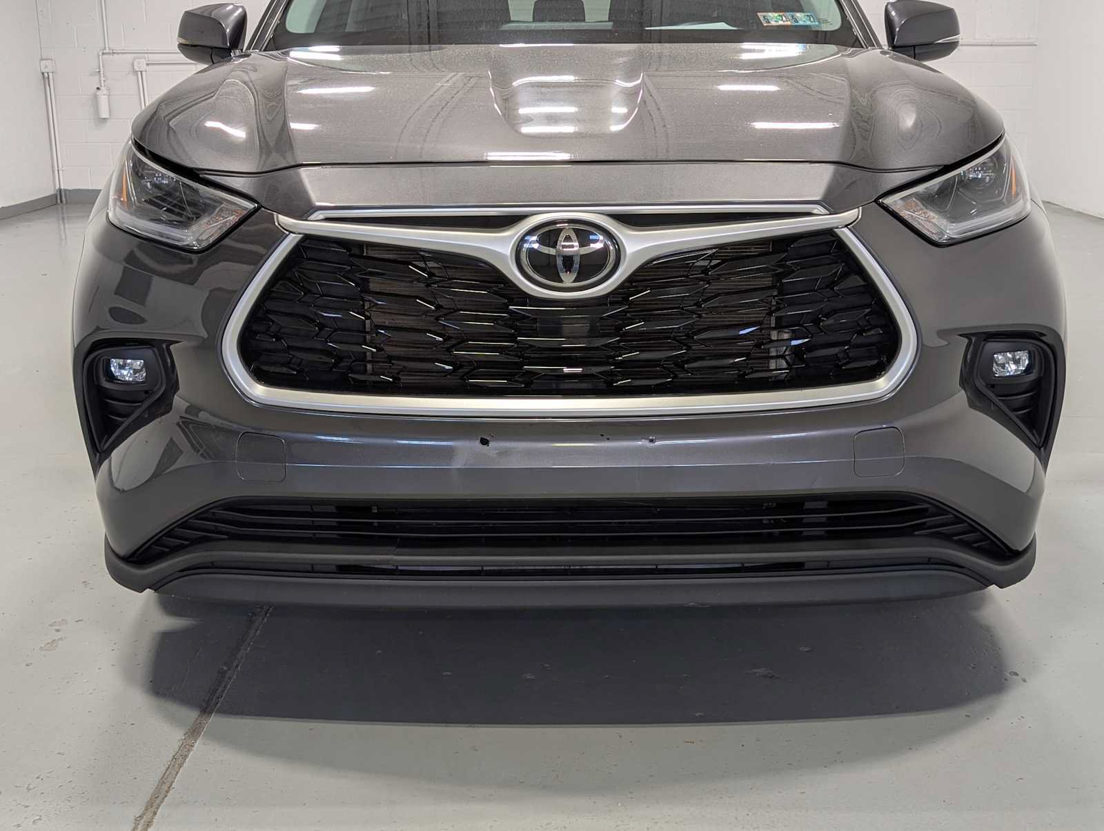 Used 2021 Toyota Highlander XLE AWD/4WD image 2