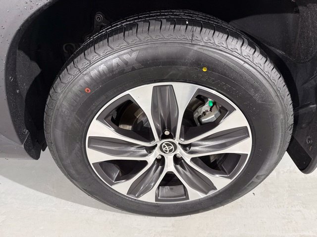 Used 2022 Toyota Highlander XLE AWD/4WD image 7