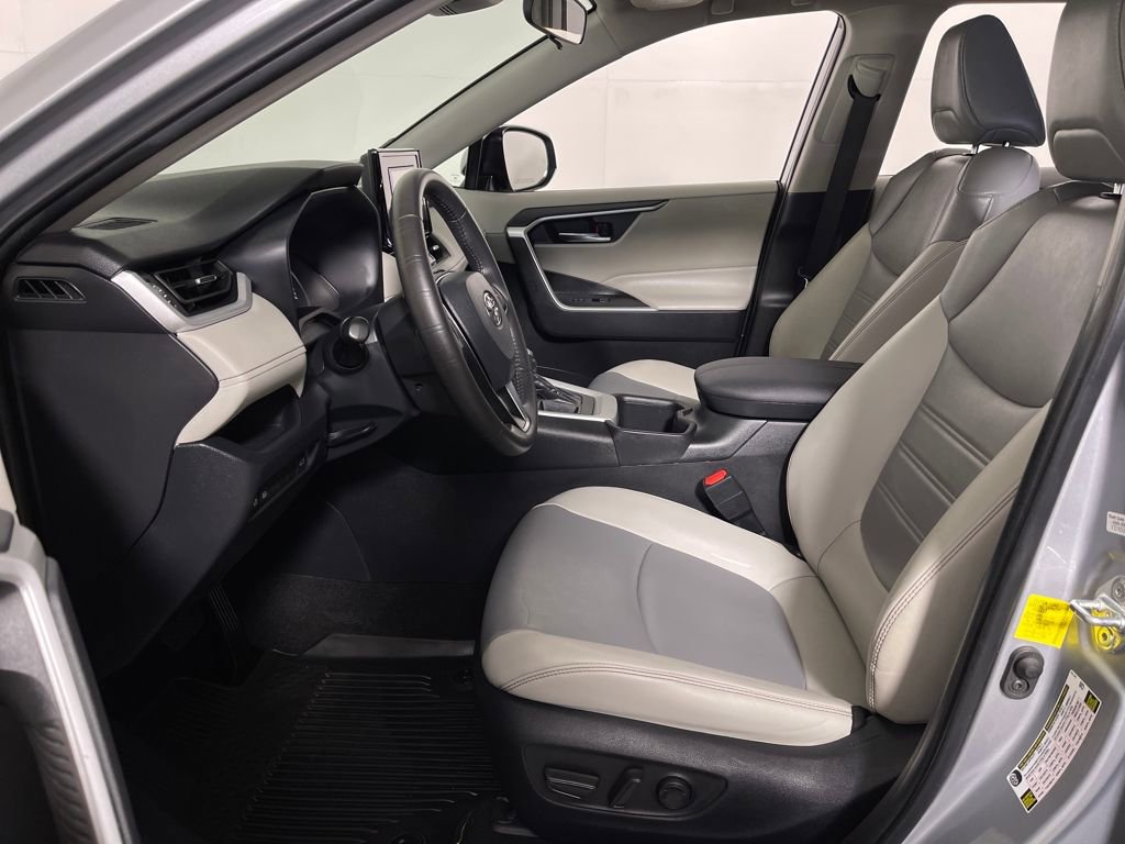 Used 2022 Toyota RAV4 XLE Premium image 12