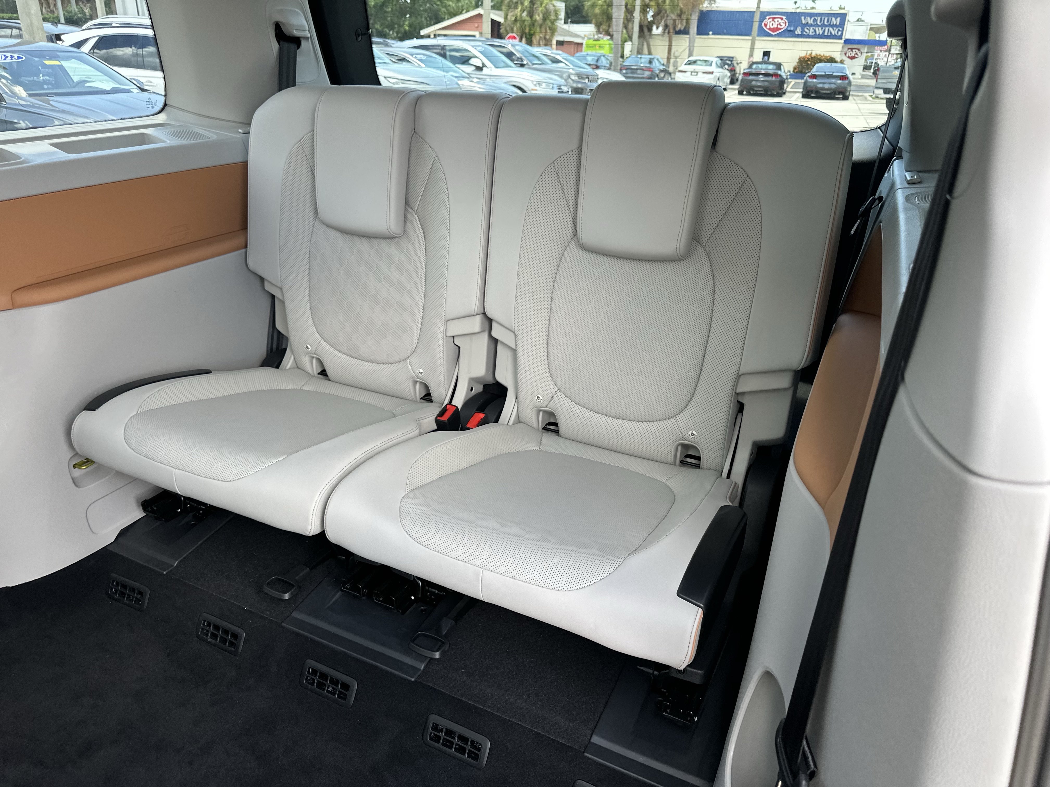 Certified 2025 Volkswagen ID. Buzz Pro S Plus w/ Cupholders Package RWD image 9