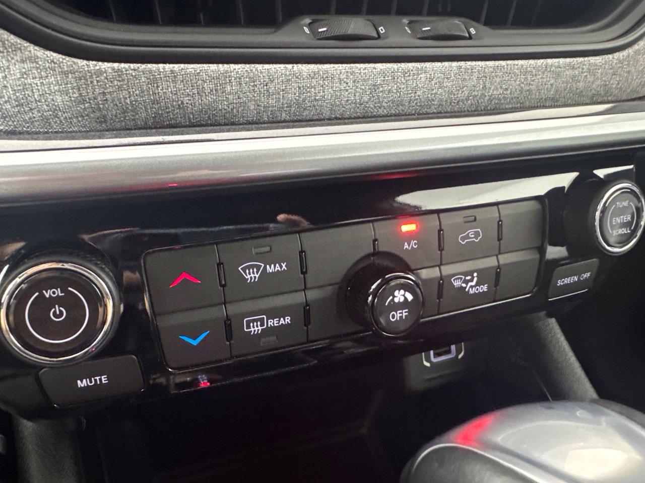 Used 2023 Jeep Compass Latitude w/ Sun and Sound Group AWD/4WD image 25