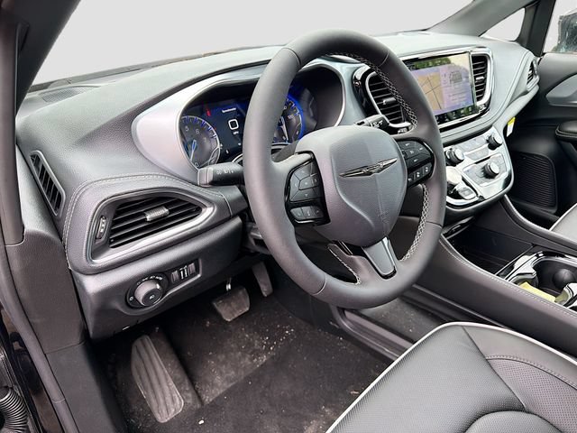 New 2026 Chrysler Pacifica Limited w/ Uconnect Theater Family Group FWD image 7