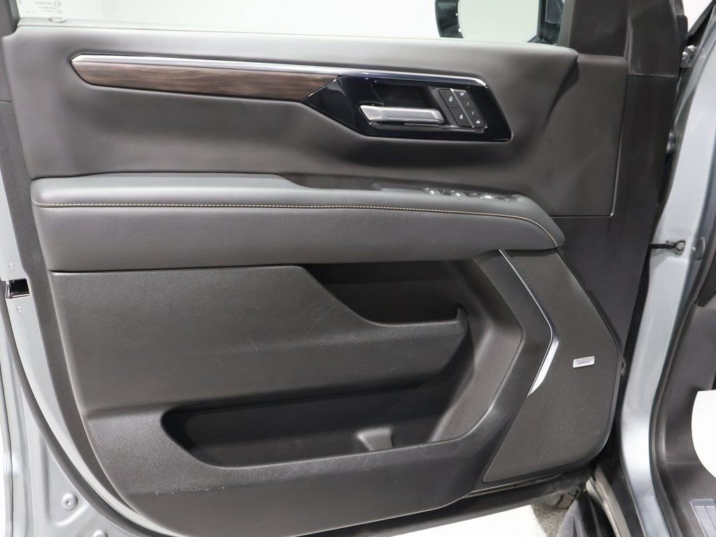 Used 2025 Chevrolet Suburban Premier image 13