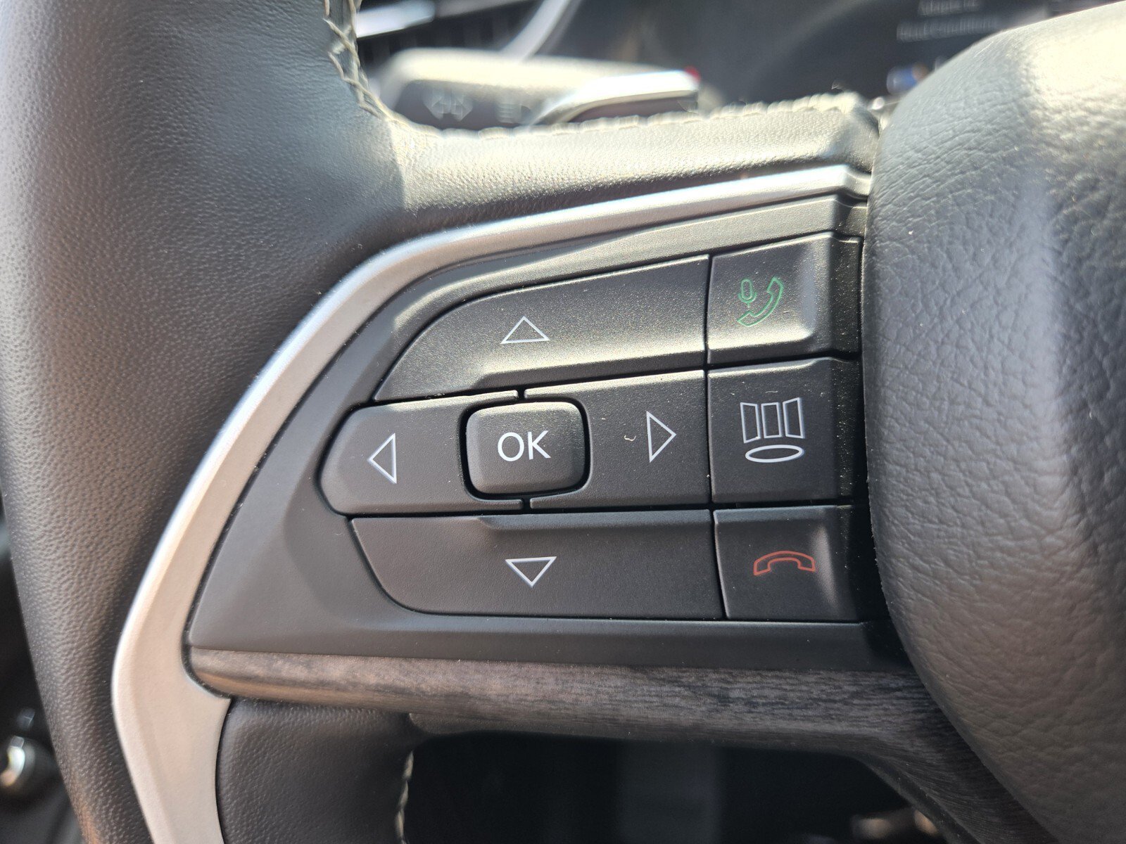 Used 2022 Jeep Grand Cherokee Limited AWD/4WD image 29