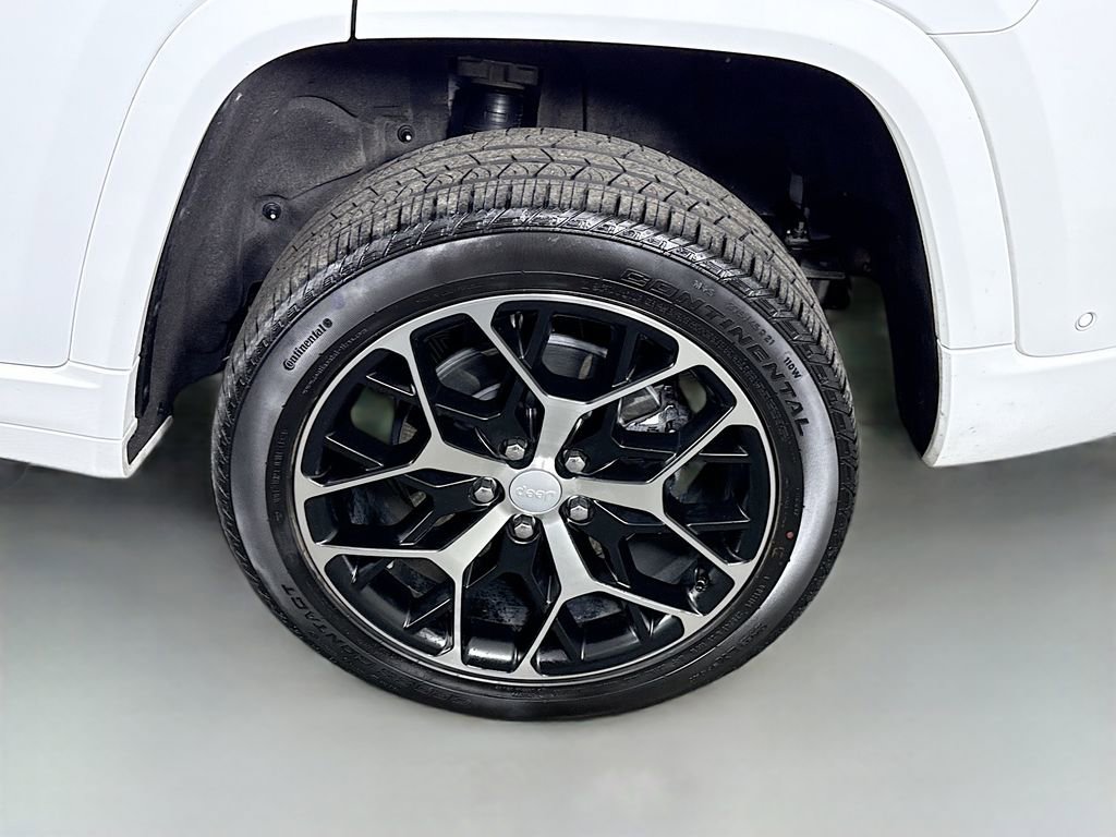 Used 2025 Jeep Grand Cherokee Summit AWD/4WD image 38