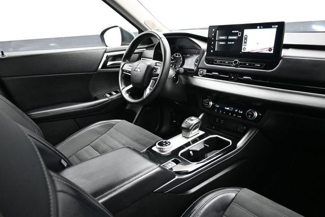 Used 2025 Mitsubishi Outlander SE FWD image 17