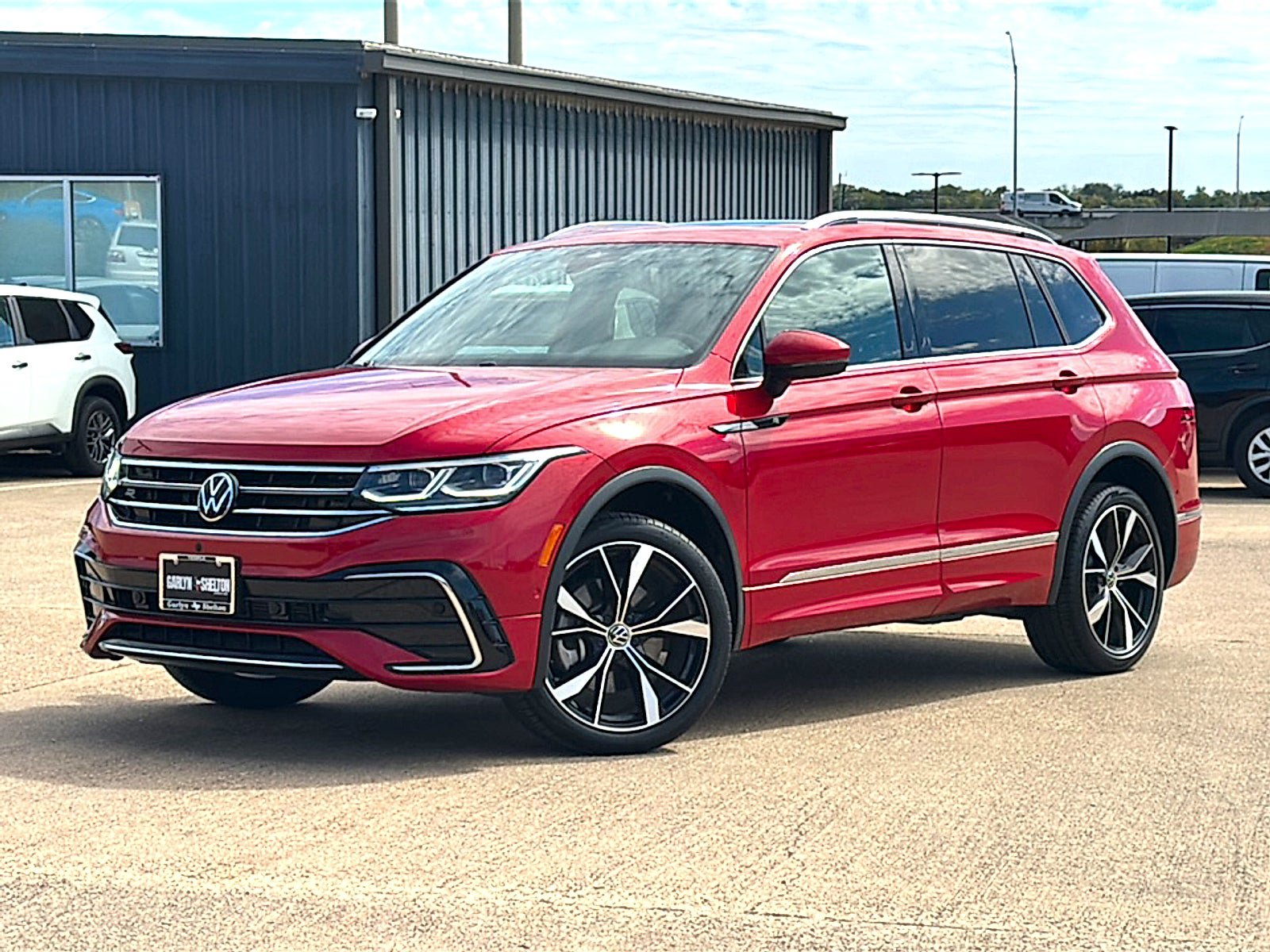 Used 2024 Volkswagen Tiguan SEL R-Line AWD/4WD image 2