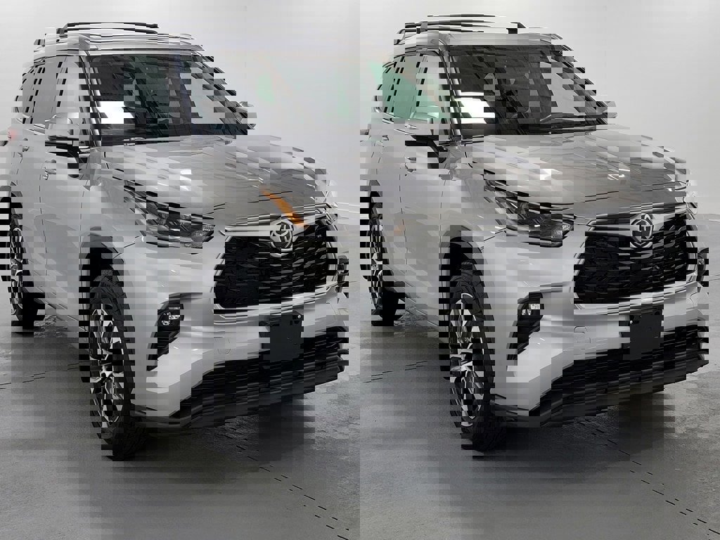 Used 2021 Toyota Highlander XLE image 2