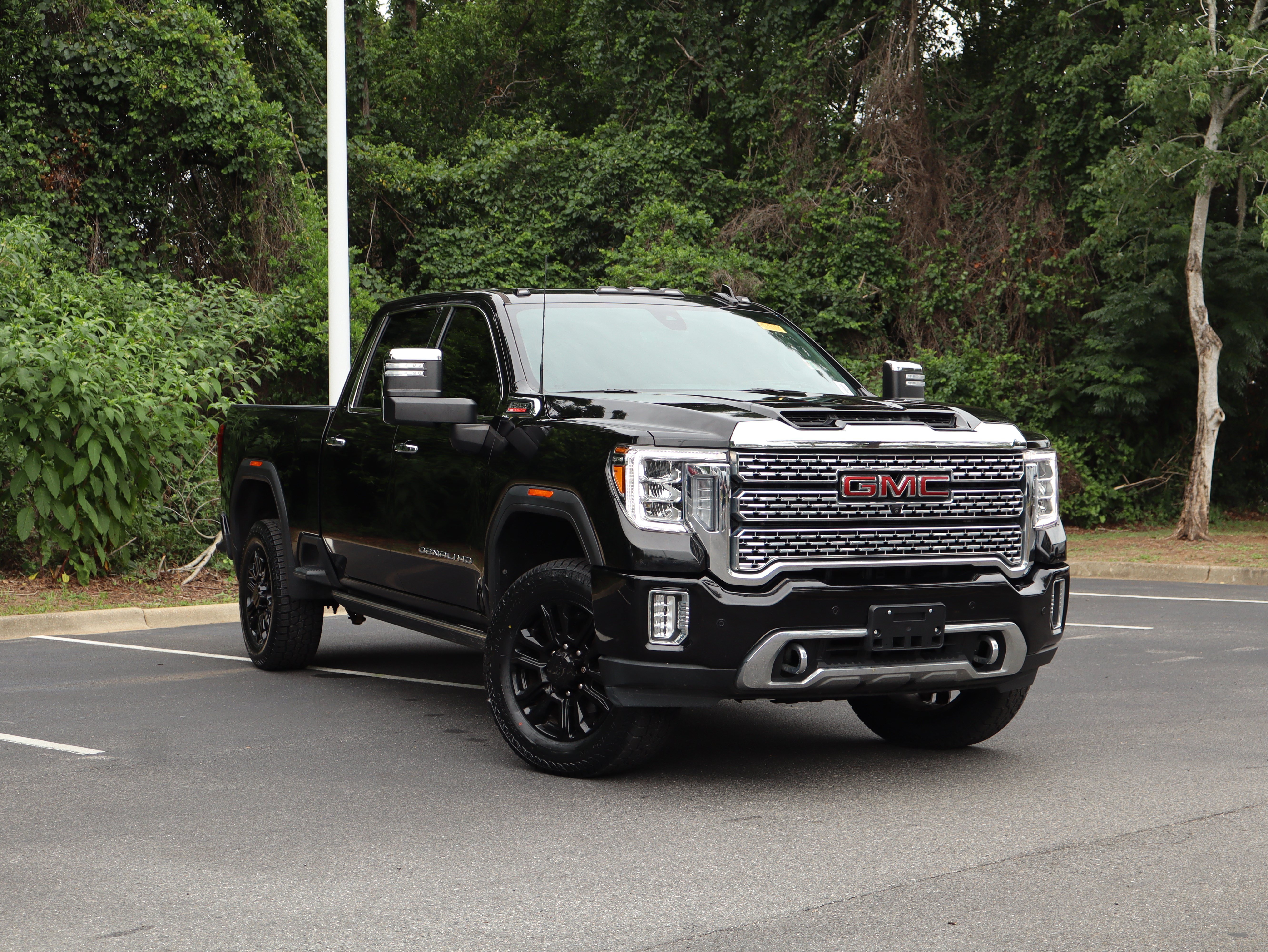 Used 2022 GMC Sierra 3500 Denali w/ Denali Black Diamond Edition AWD/4WD image 2