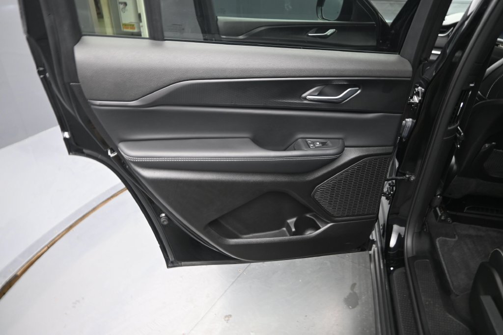 Used 2025 Jeep Grand Cherokee L Altitude AWD/4WD image 17