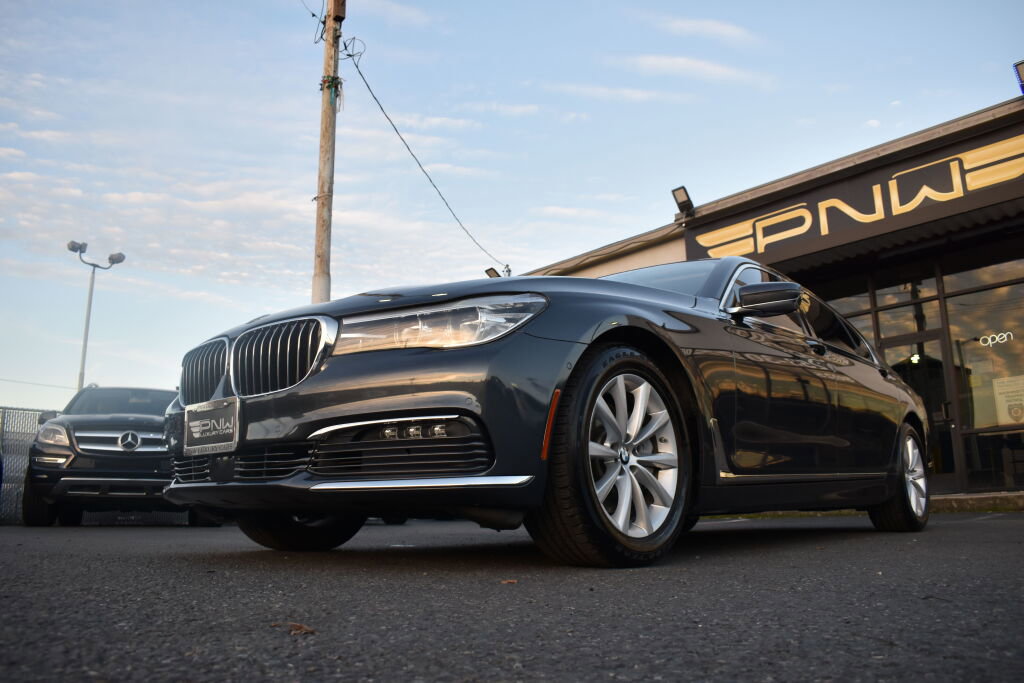 Used 2017 BMW 740i image 8