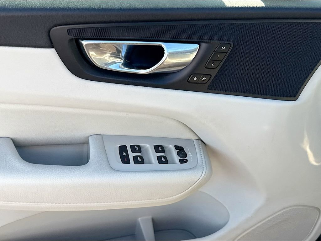 Used 2022 Volvo XC60 B5 Momentum AWD/4WD image 19