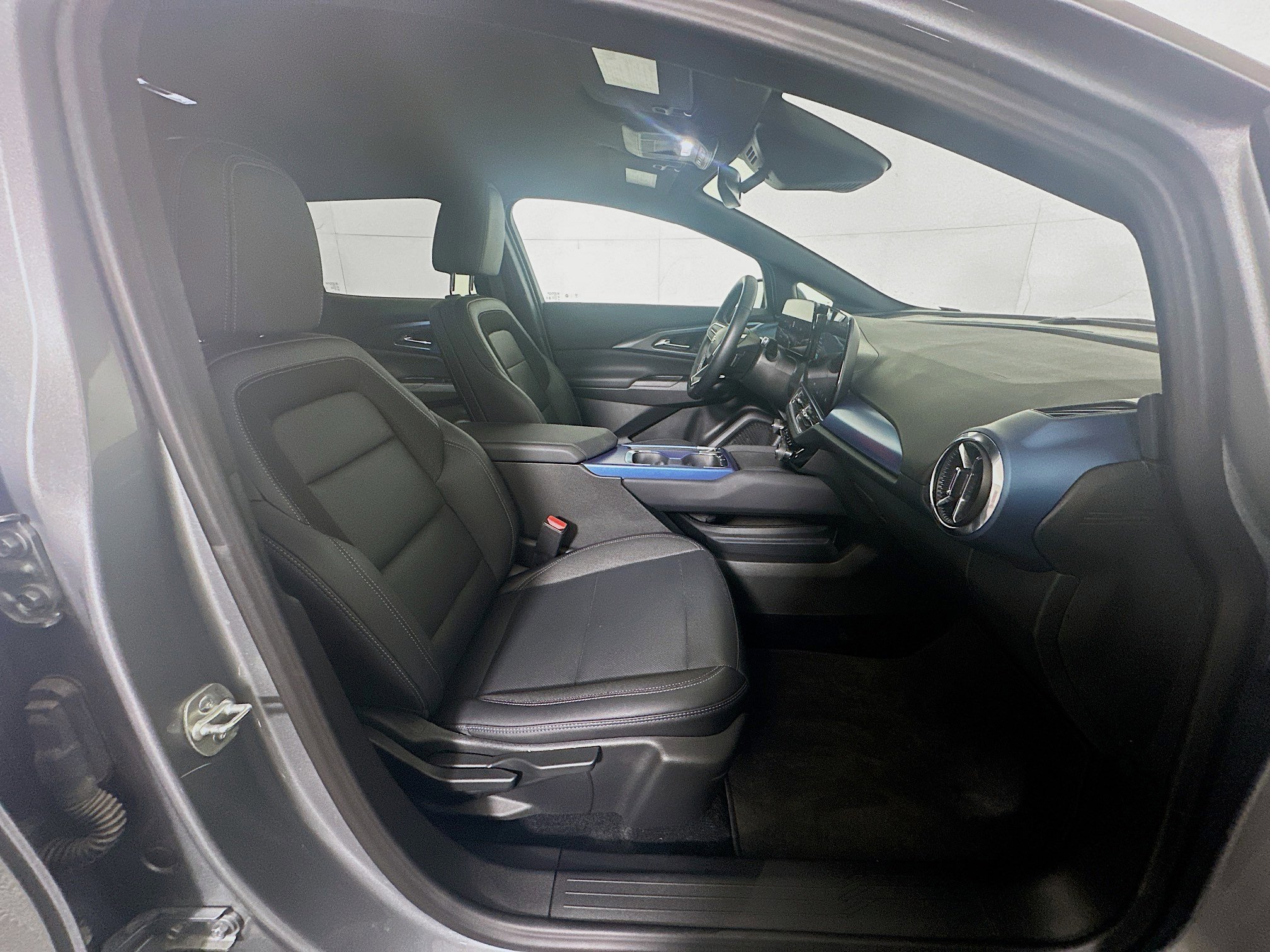 Used 2025 Chevrolet Equinox EV LT w/ Convenience Package image 32