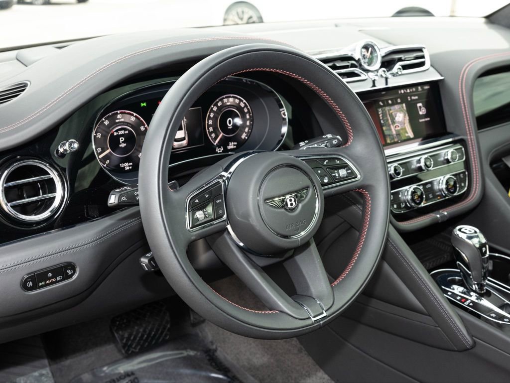 Used 2025 Bentley Bentayga V8 image 30