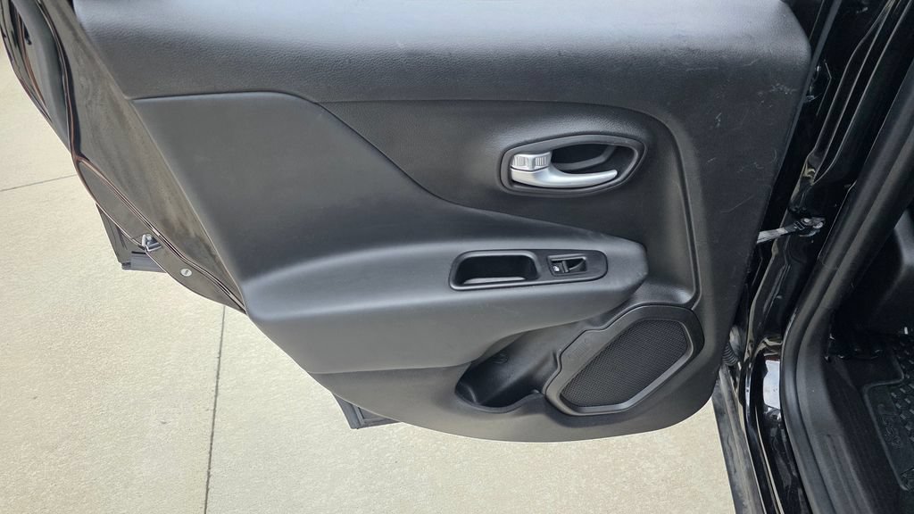 Used 2023 Jeep Renegade Latitude AWD/4WD image 19