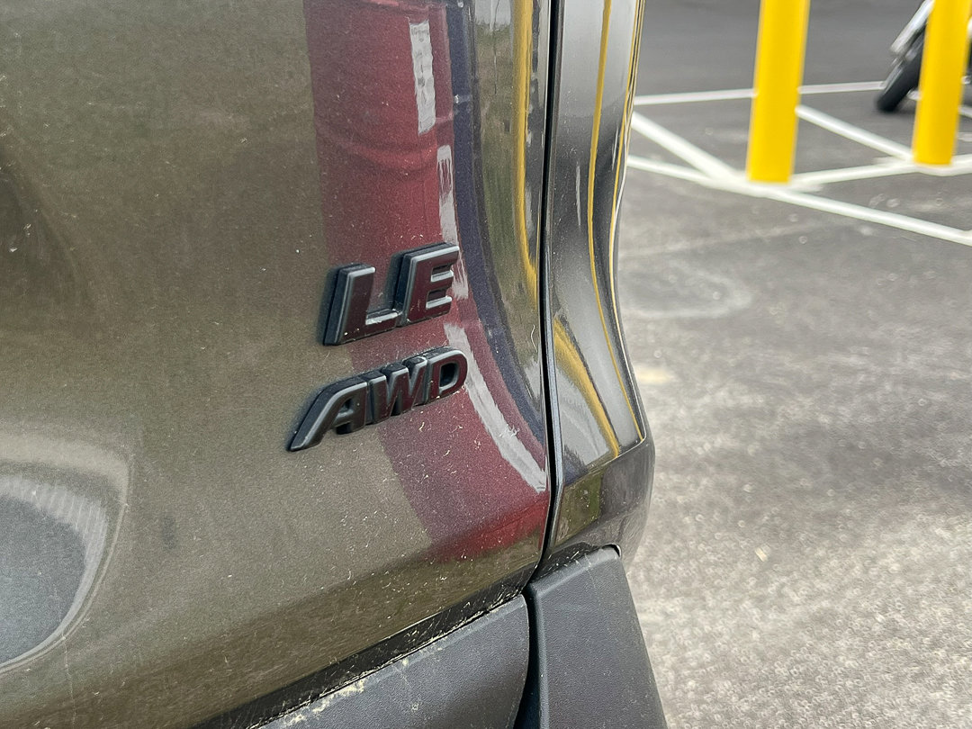 Used 2022 Toyota RAV4 LE AWD/4WD image 4