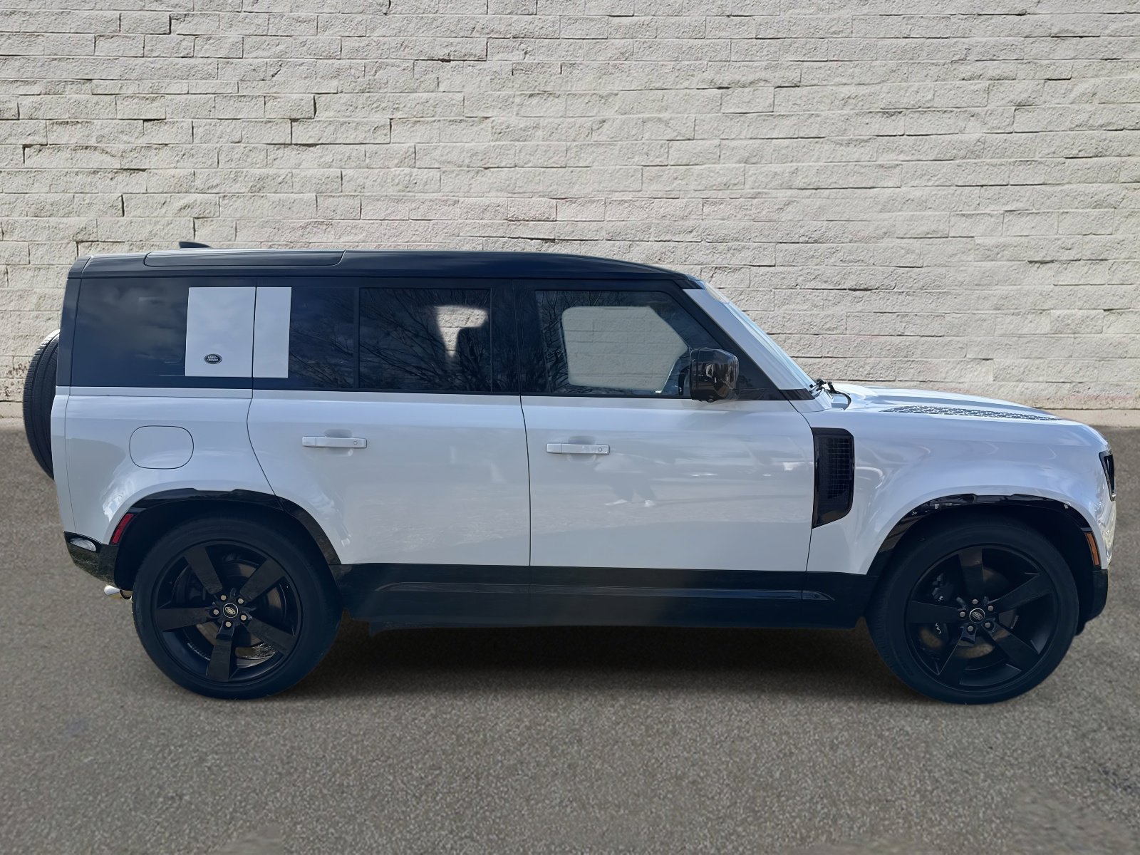 Used 2023 Land Rover Defender 110 V8 image 4