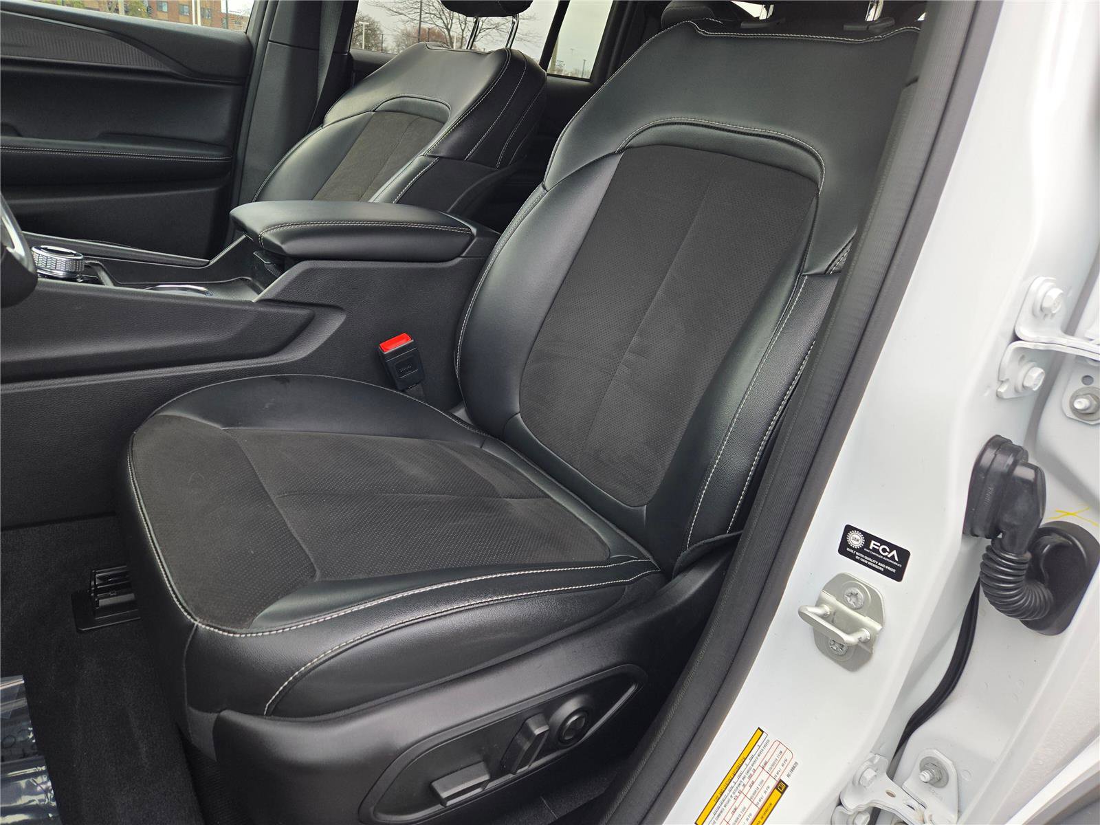 Certified 2024 Jeep Grand Cherokee Altitude image 29