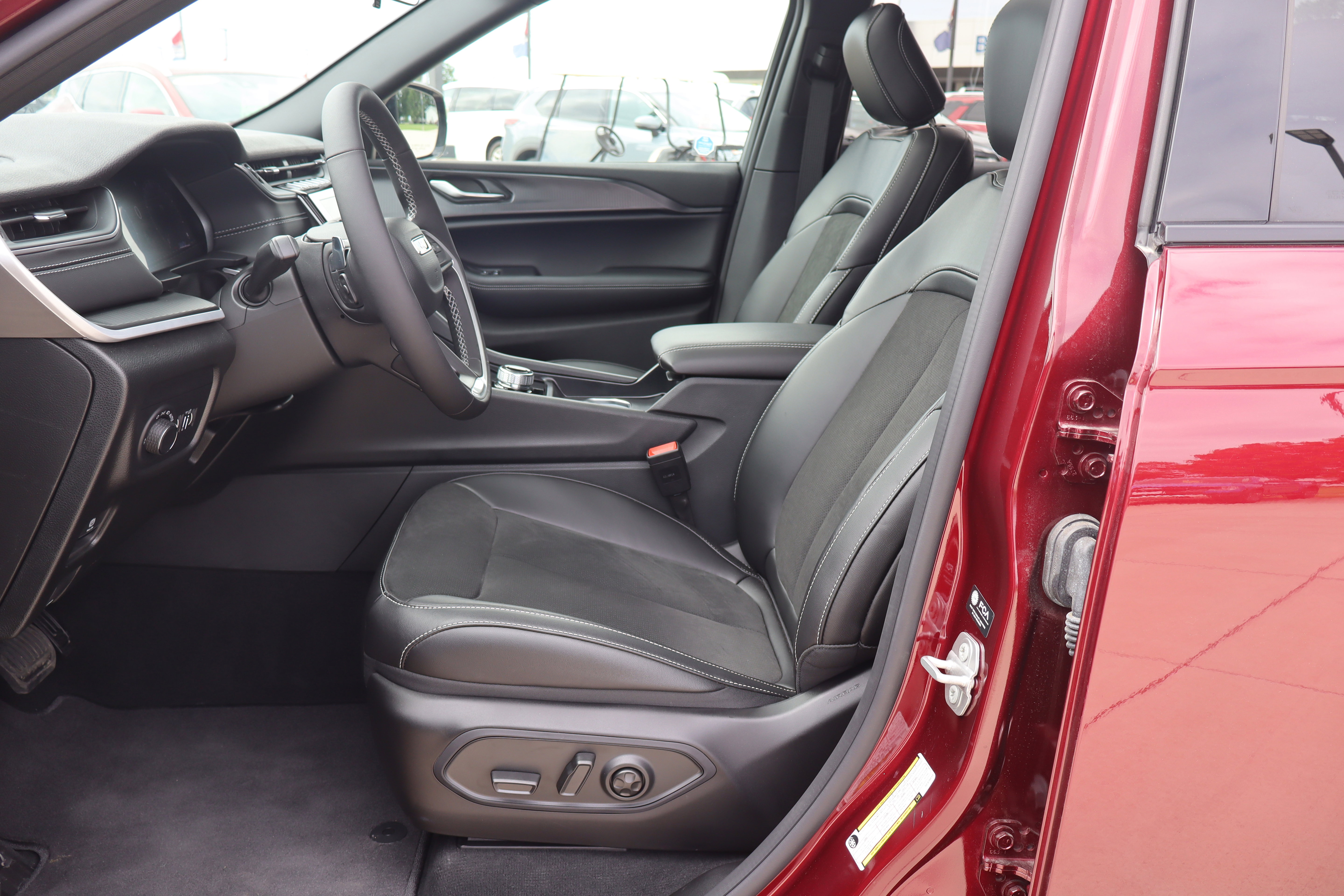 Used 2025 Jeep Grand Cherokee Altitude AWD/4WD image 10