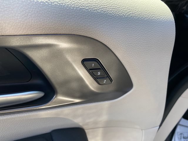 Used 2024 Chrysler Pacifica Touring-L FWD image 16