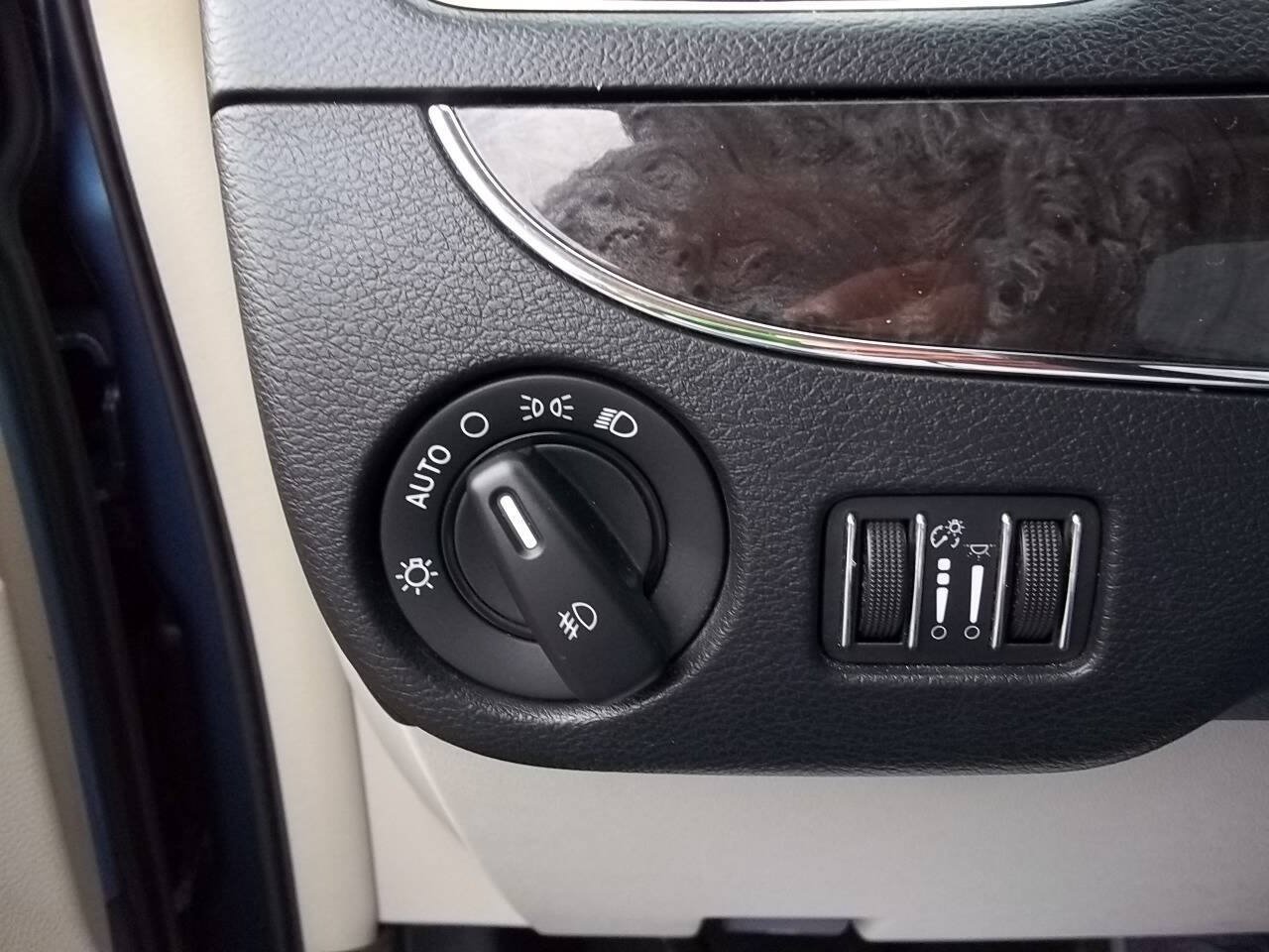 Used 2012 Chrysler Town & Country Touring-L w/ Entertainment Group #2 FWD image 14