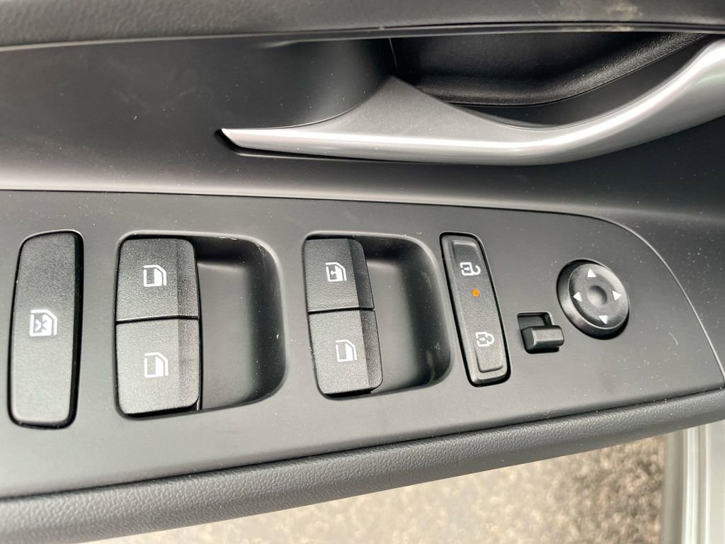 Used 2025 Hyundai Elantra SE image 39