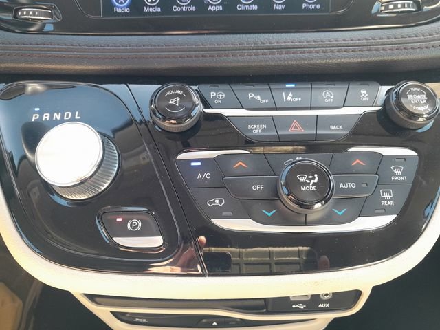 Used 2017 Chrysler Pacifica Limited w/ UConnect Theater Package FWD image 11
