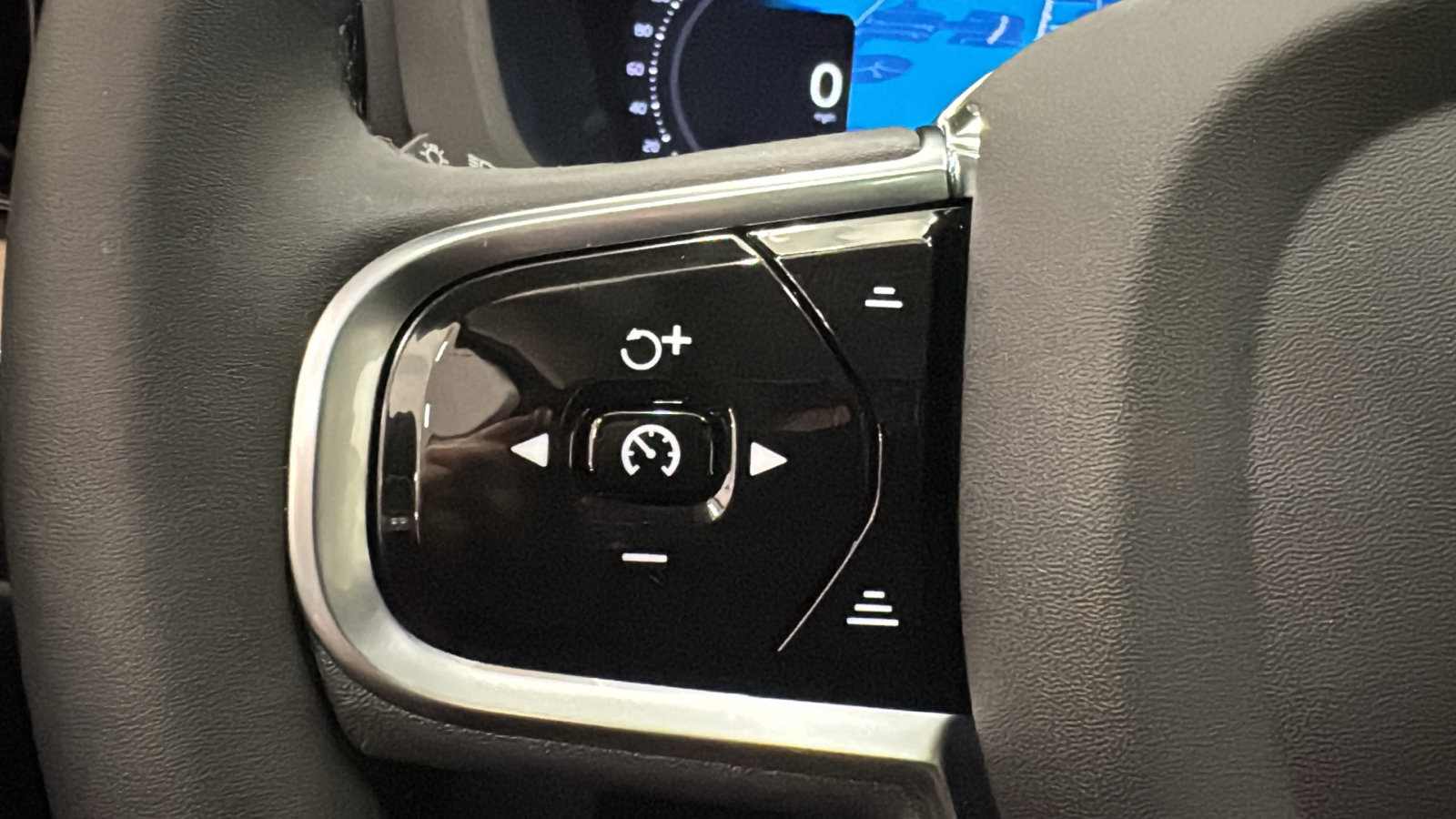 New 2027 Volvo XC60 T8 Plus AWD/4WD image 13