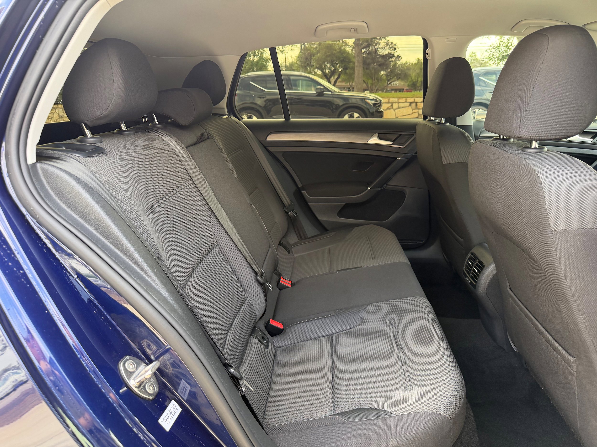 Used 2019 Volkswagen e-Golf SE FWD image 11