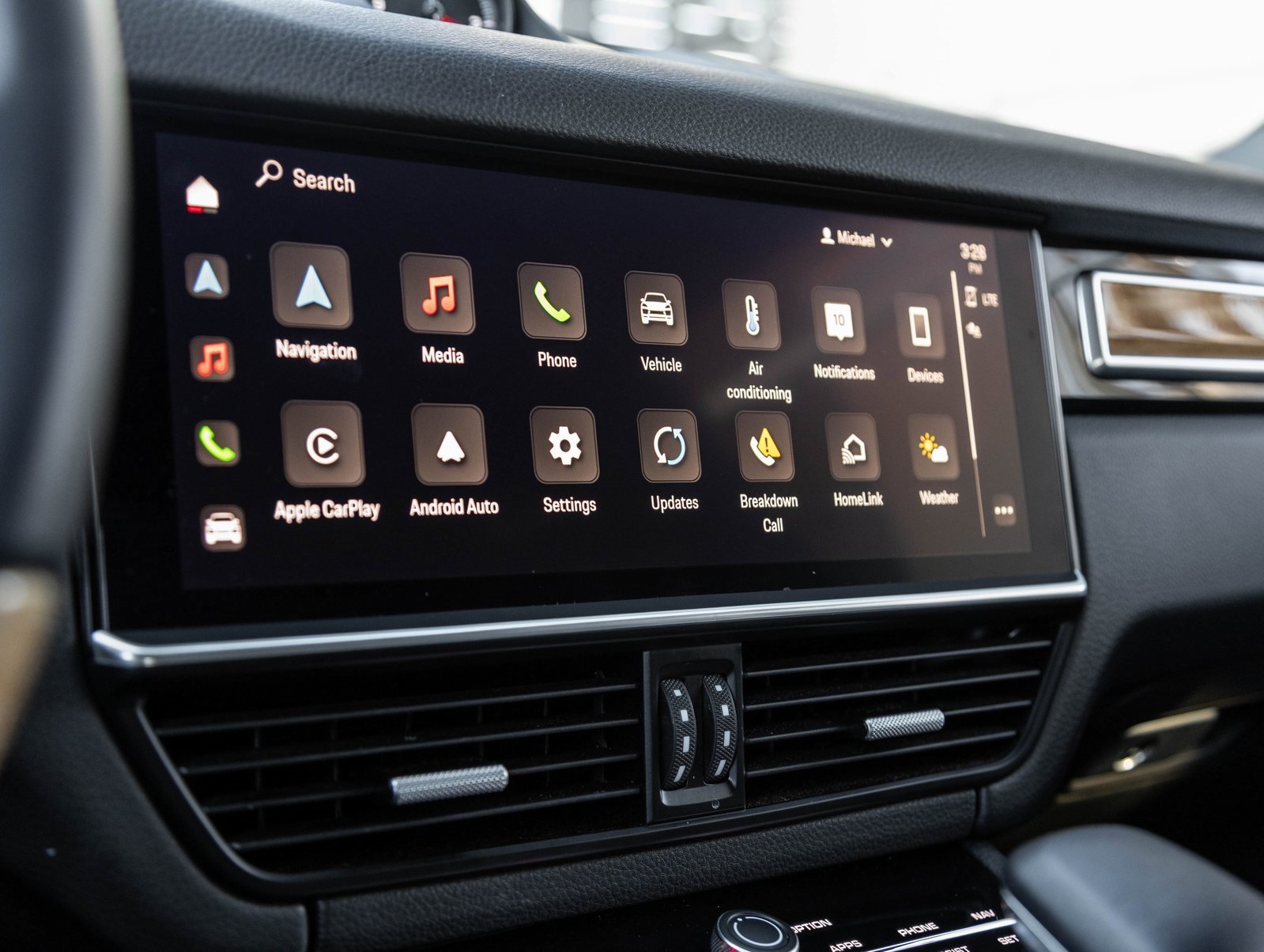 Certified 2023 Porsche Cayenne Platinum Edition image 25