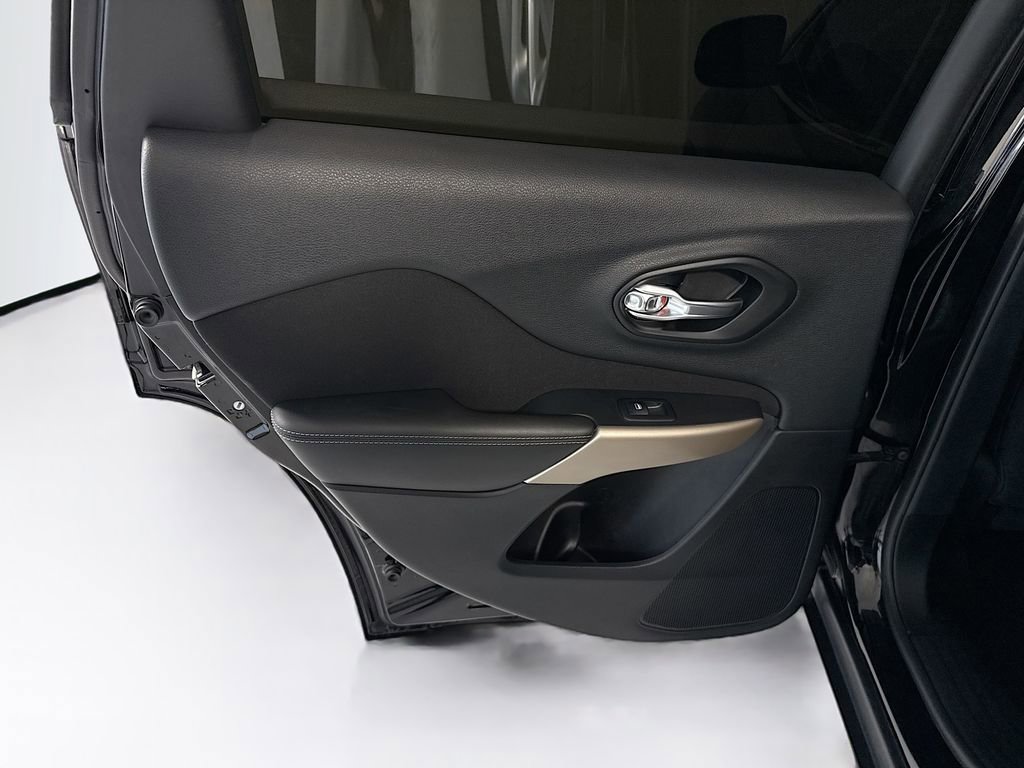 Used 2018 Jeep Cherokee Latitude w/ Safety Group image 26