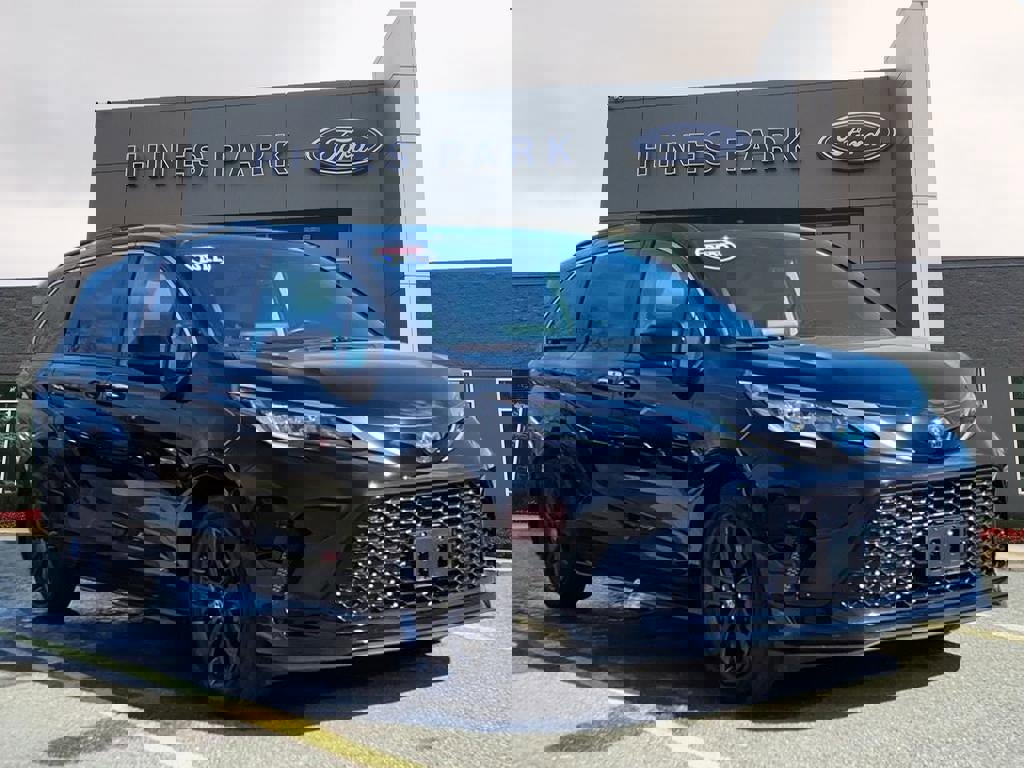 Used 2022 Toyota Sienna XSE image 1