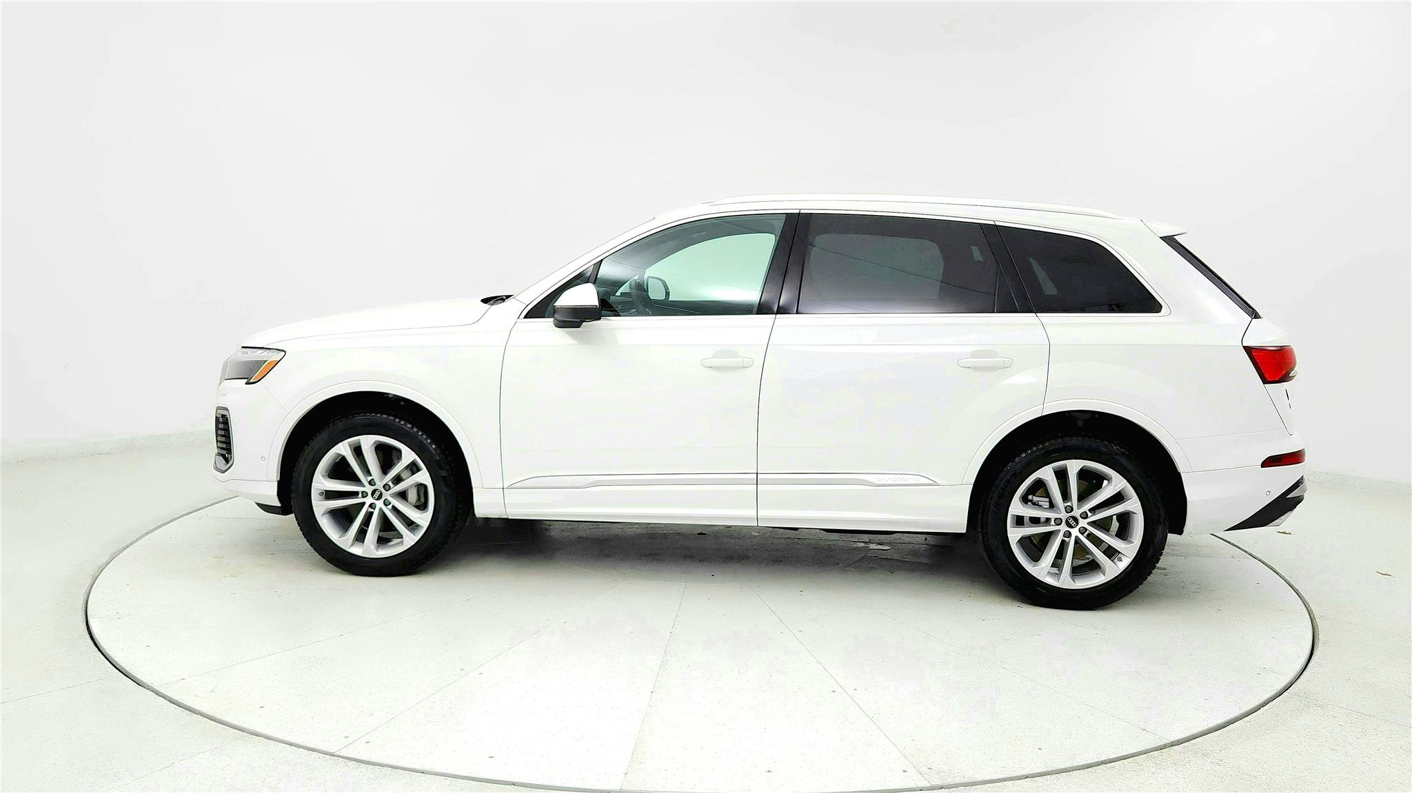 Used 2025 Audi Q7 3.0T Premium Plus AWD/4WD image 2